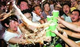 重庆酒吧吃瓜事件网红,网红围观下的争议瞬间